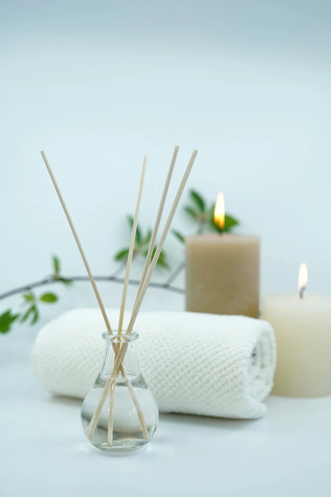 Difusor de varas y velas encendidas