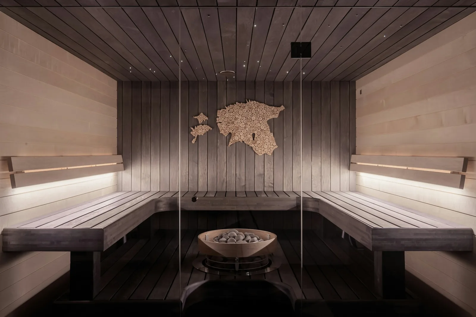 Interior del sauna en madera clara